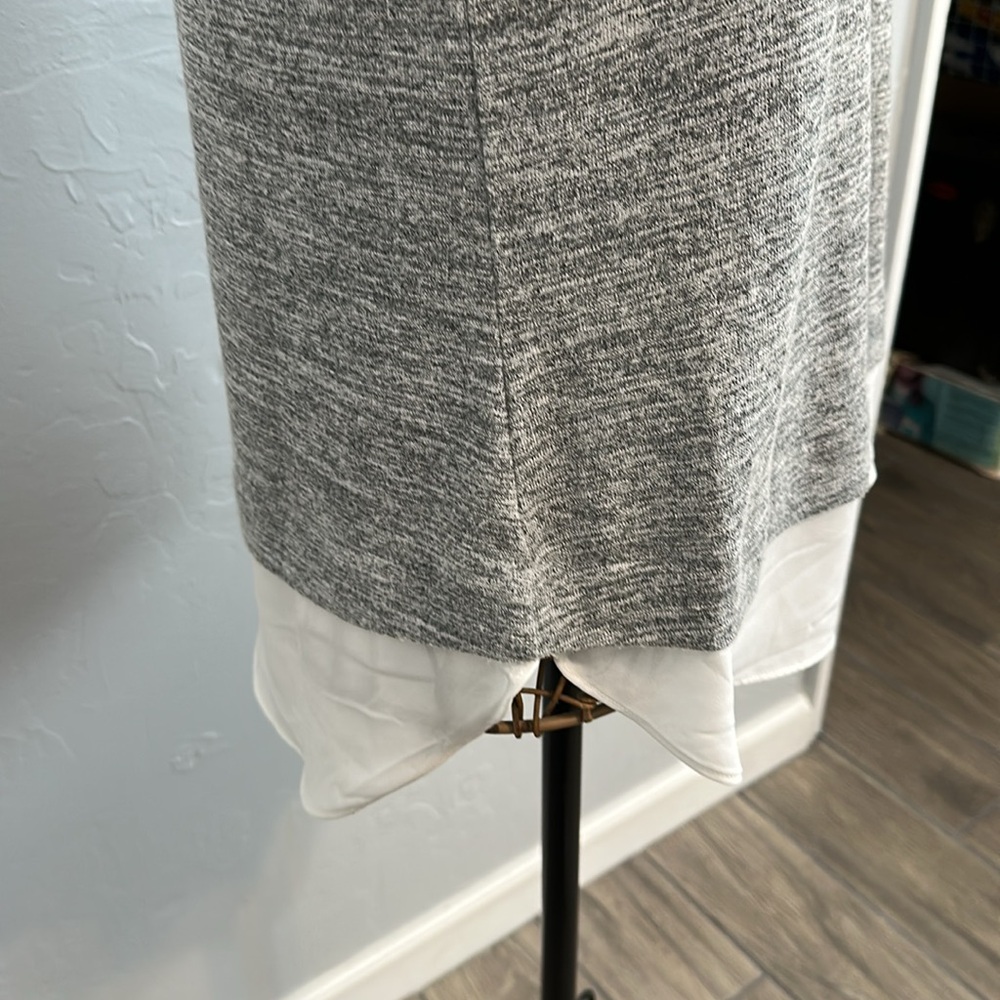 Banana Republic Gray and White Sleeveless Top. Size MP. - Picture 3 of 7